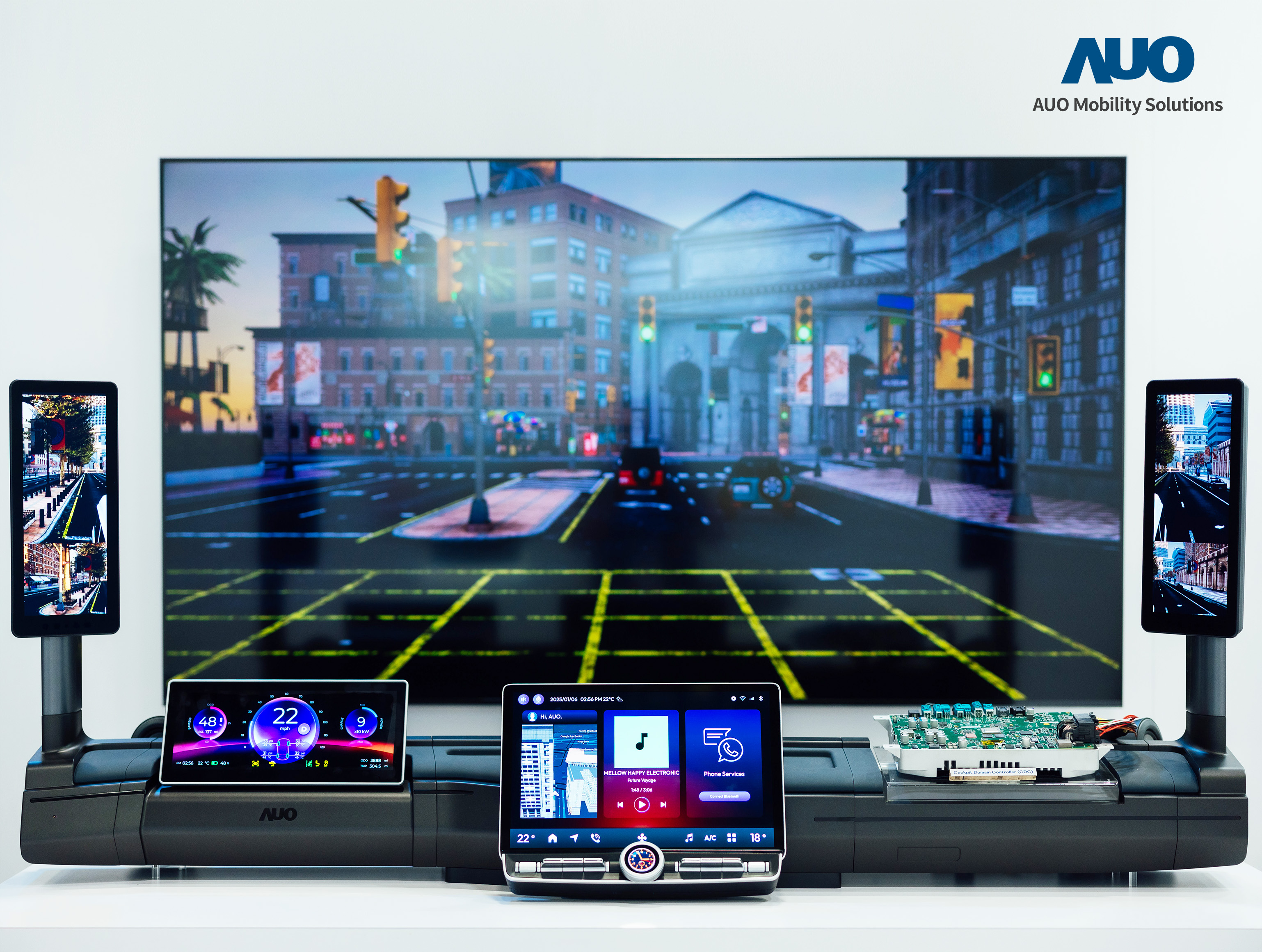 友達智慧移動推出智慧座艙域控平台，支援CDC、分區架構並整合AI運算模組，提供智慧體感與座艙互動功能，驅動個人化座艙功能全面升級。