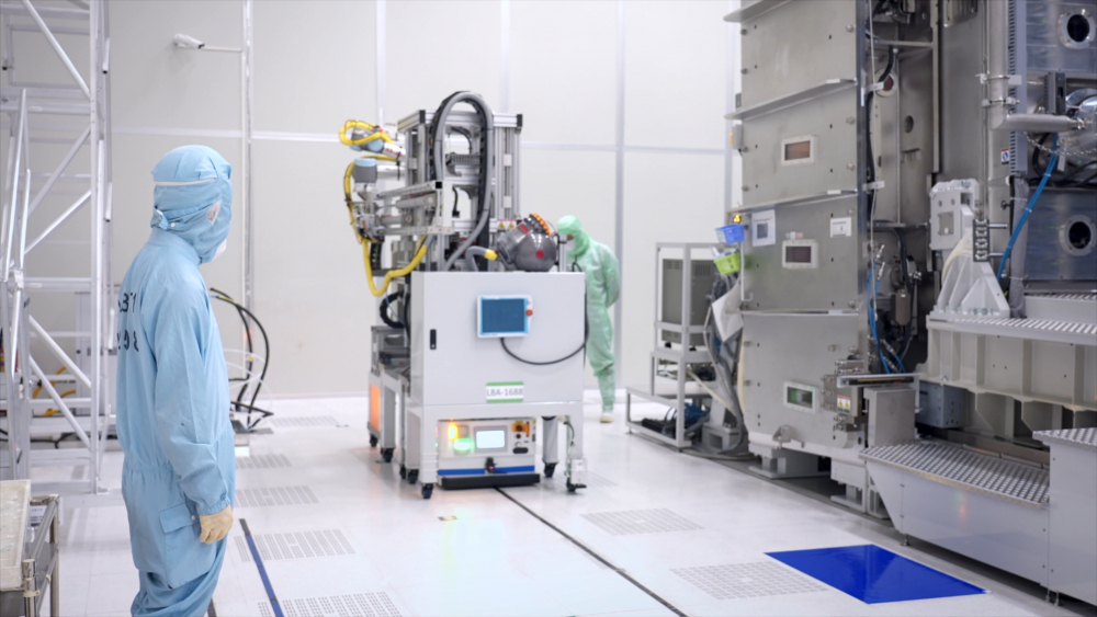 AUO combines its production lines with IoT, big data, optical identification technology, with automated guided vehicles (AGV). Using human-robot collaboration to simplify changeover process in manufacturing and significantly improving production efficiency