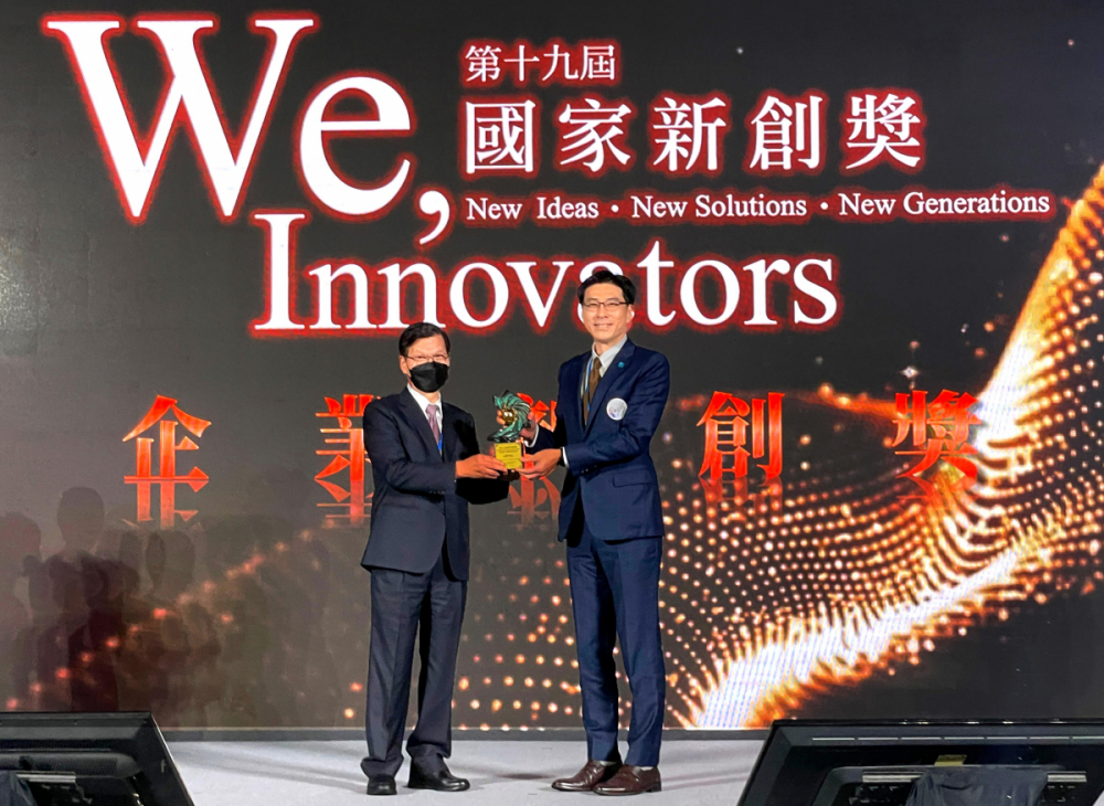 達擎獨家開發之寬視角4K 3D 醫療顯示器獲得台灣生醫與大健康領域的最高榮譽「國家新創獎」，由生策會會長翁啟惠（左）頒獎，達擎總經理廖世宏（右）代表領獎