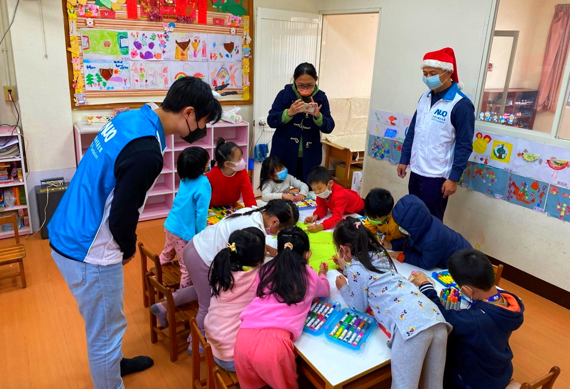 友達志工親自把同仁募集的愛心禮物送到新竹仁愛兒童之家，並且陪伴孩童完成手繪創作