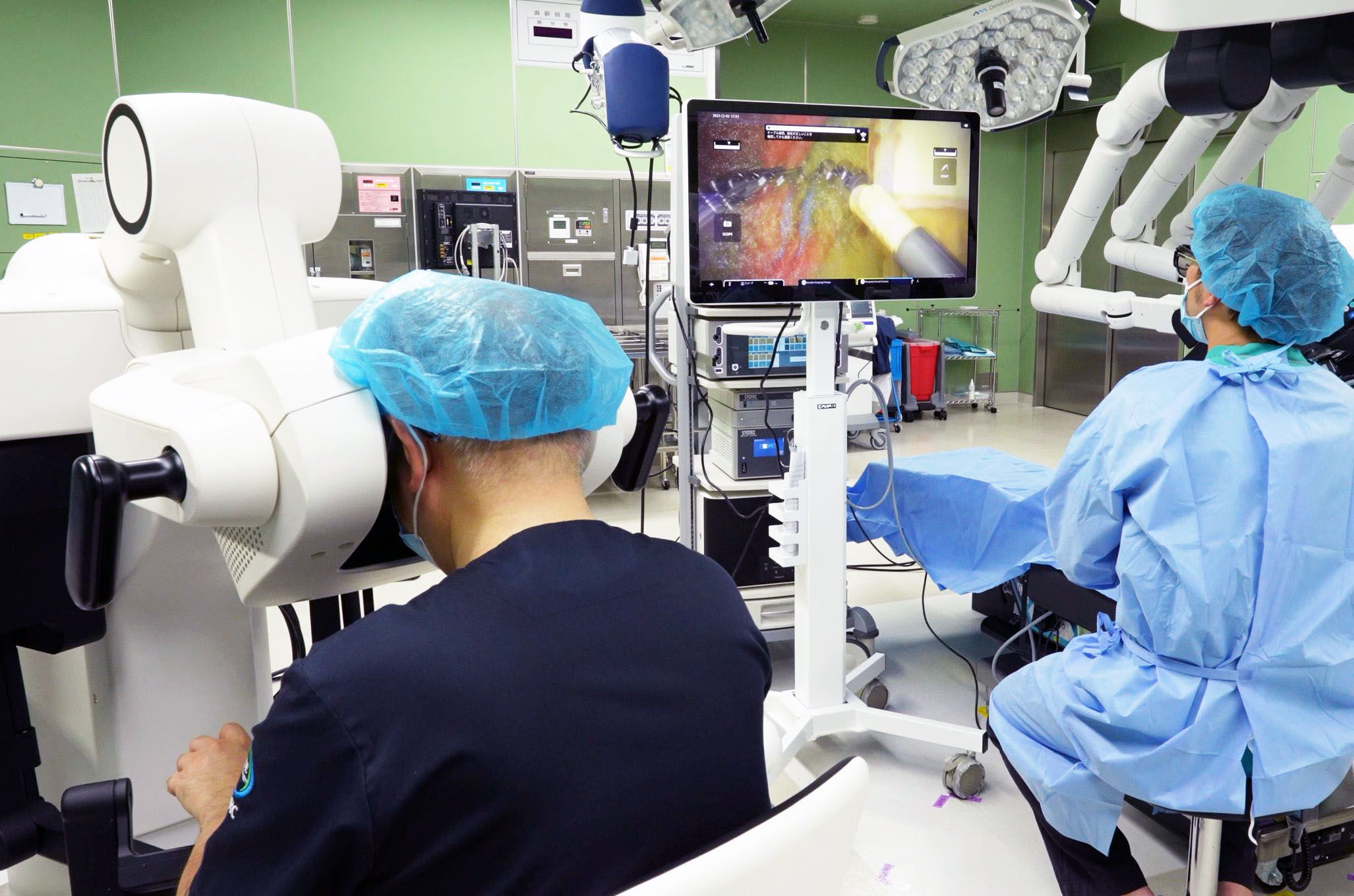 达擎“机器人手术实时 3D 解决方案”将执刀医师在控制台看到的 3D 影像及视野，同步分享给手术室内的医疗团队，强化沟通效率，使手术更精准和安全