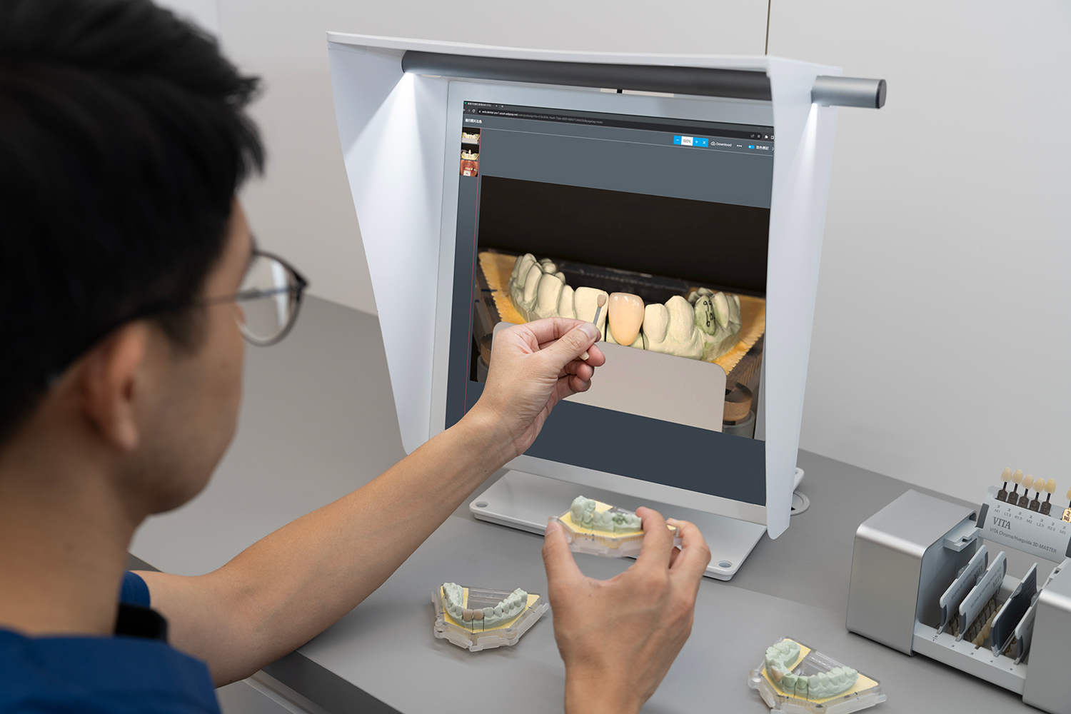 AUO Display Plus collaborates with Chien-Mei Medical Investigation in establishing “DentLabX,” unveiling its industry-leading smart dental management system, and assisting dental technicians in overseeing the complete denture fabrication and material adjustment process