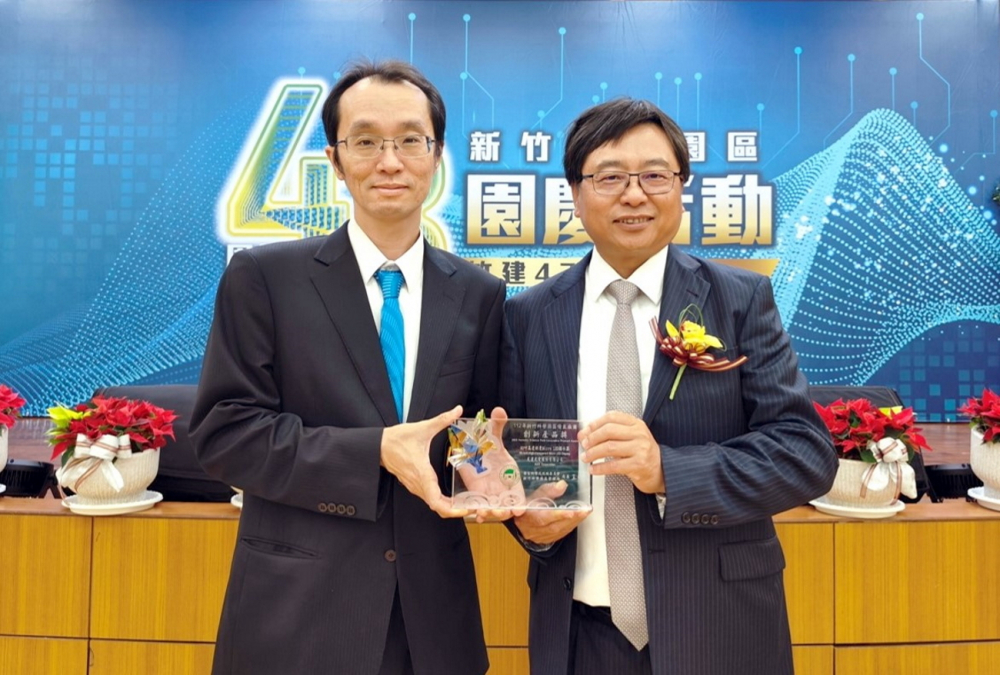 友達60吋高透明度Micro LED顯示器榮獲2023竹科創新產品獎，由友達光電顯示產品研發總部副總經理吳仰恩(左)代表領獎