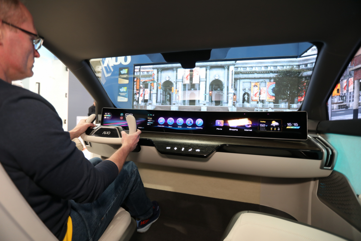 The Front Seat showcases an AUO AmLED® Large-Curved Display that spans from pillar to pillar, providing a clear and colorful panoramic view of essential driving information and multimedia content