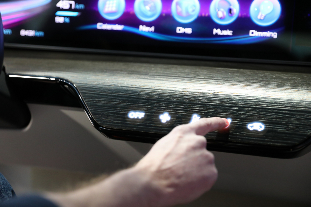 With visually concealed controls that appear when needed, the AUO Blended HMI Surface demonstrates sophisticated design and intuitive functionality.