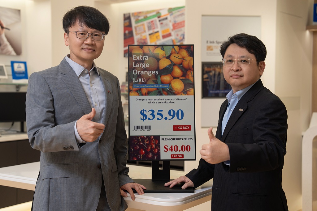 E Ink announced the "Strategic Partnership Memorandum of Understanding for Large-Size Color ePaper Displays" with AUO. Pictured on the left is Dr. Feng-Yuan Gan, President of E Ink, and on the right, Andy Yang, GM of the Smart Retail Business Group at AUO.