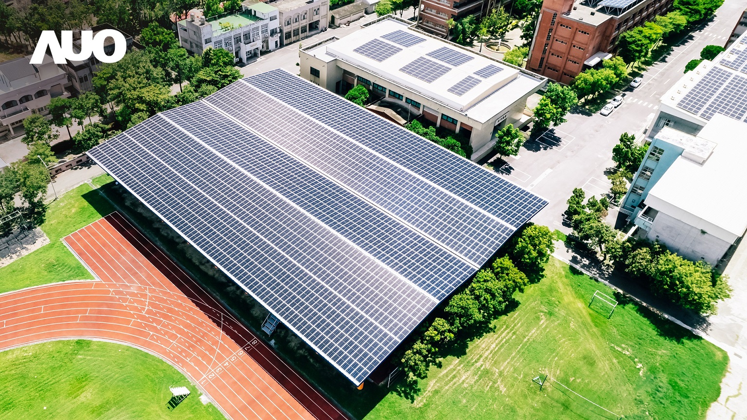 友达SunSteel光电整合型浪板具备快速安装、轻量化优势，可提升15%发电效能，通过国际IEC与台湾VPC认证安全、防漏、耐候标准