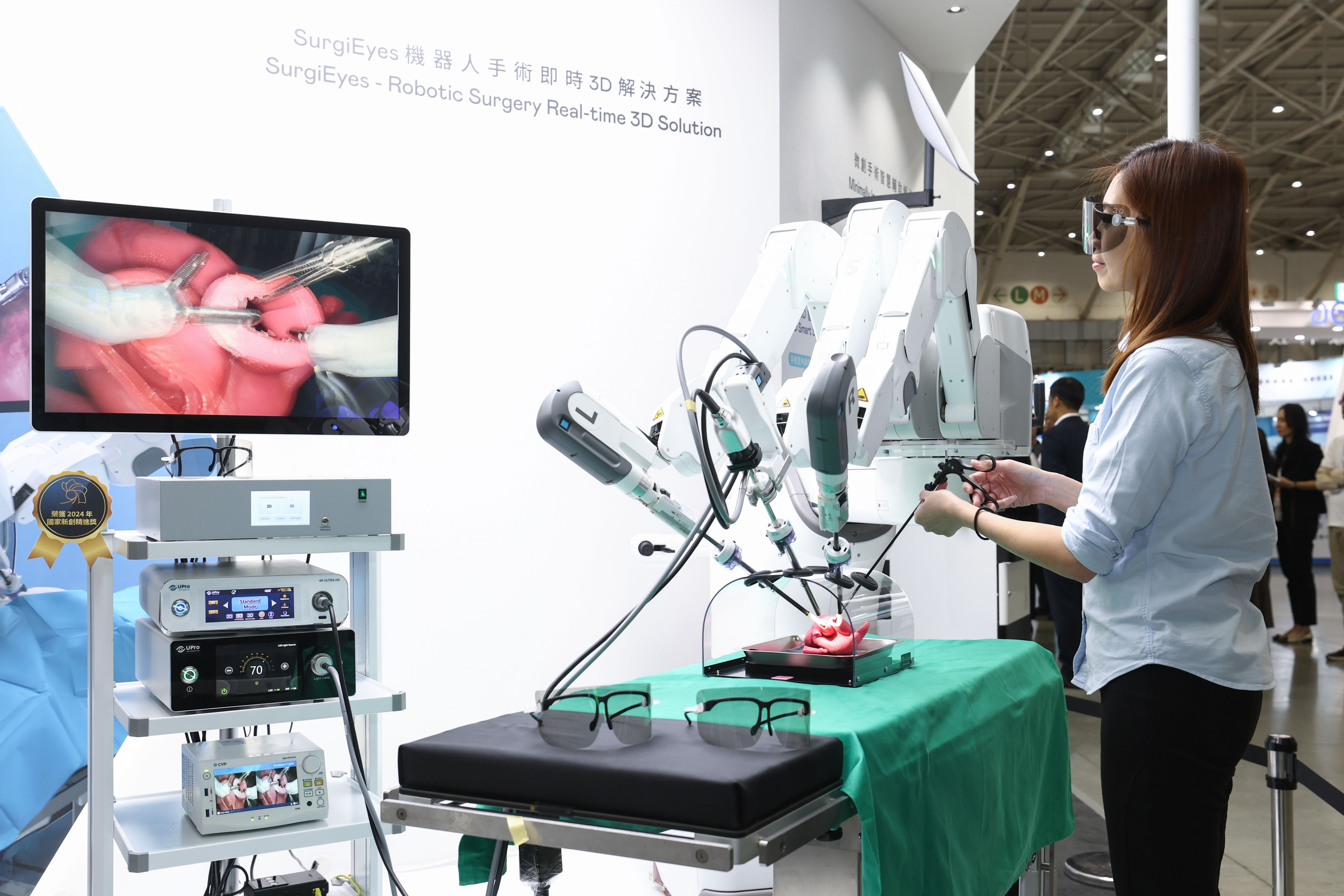 友達強化醫療事業發展的觸角，率領集團子公司達擎、友達耘康、原色口腔數位，擴大集結15家合作夥伴聯手出擊，將科技結合醫療專業，提供更全面的醫療服務