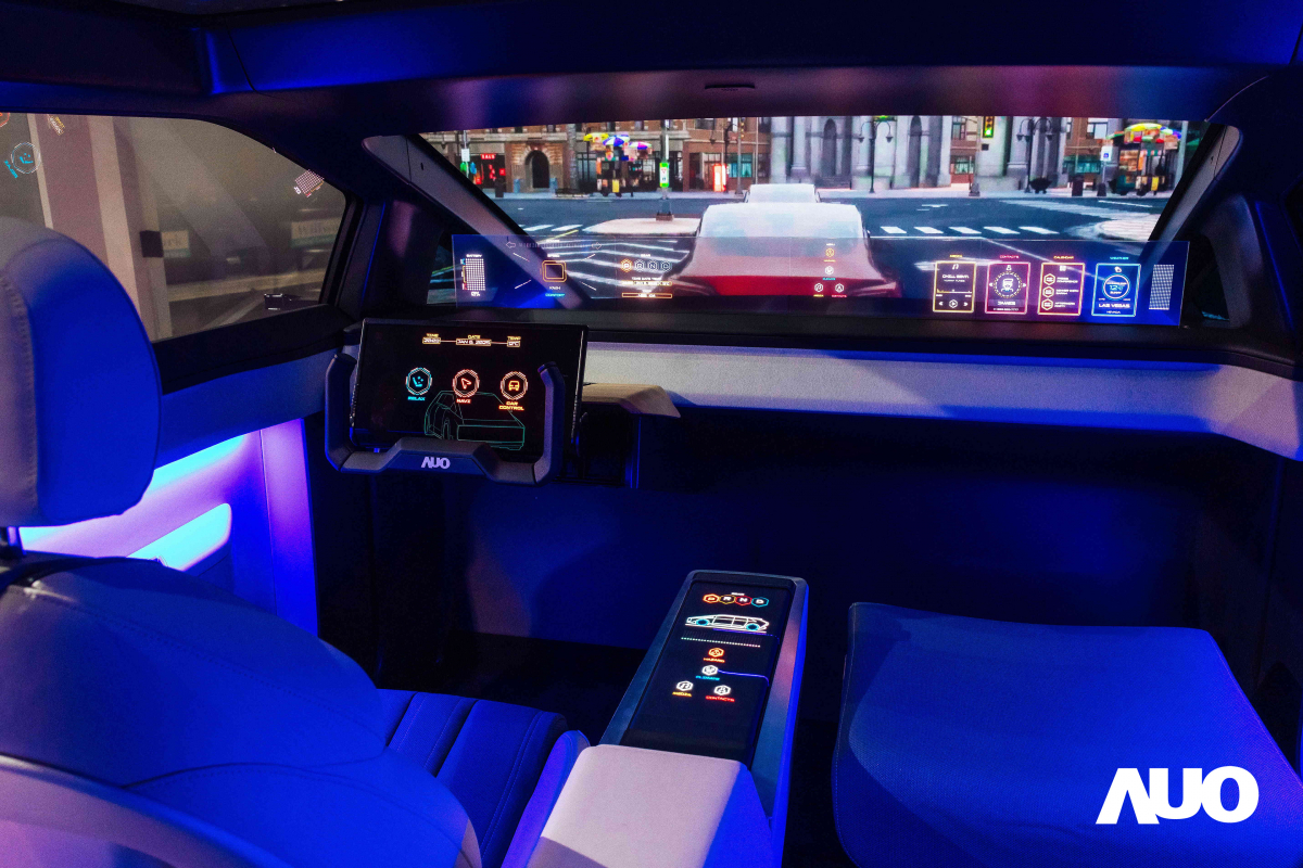友達新一代智慧座艙Smart Cockpit 2025的Micro LED創新顯示應用中，47.5吋無界透明顯示介面與14.3吋多變形態中控顯示，兩項產品獲得2025智慧顯示應用大賞的智慧移動獎，提供全新的人機互動體驗