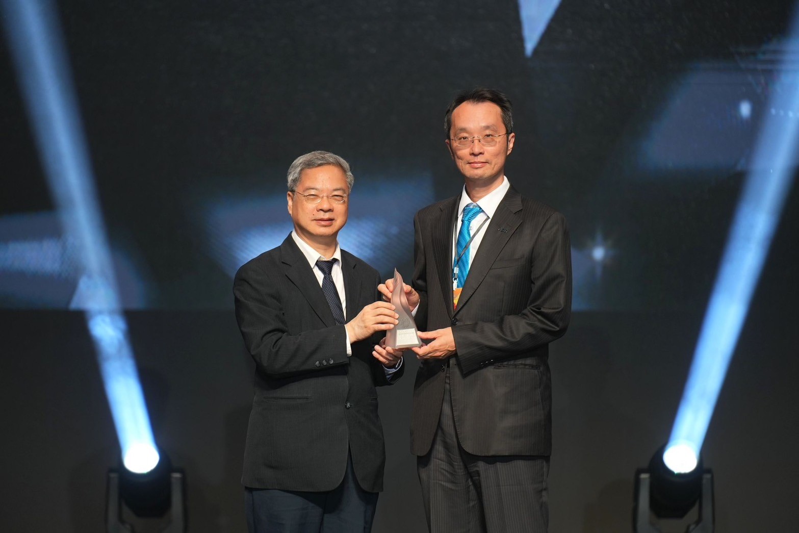 友達智慧座艙與大尺寸Micro LED透明顯示創佳績 奪台灣精品雙銀獎殊榮