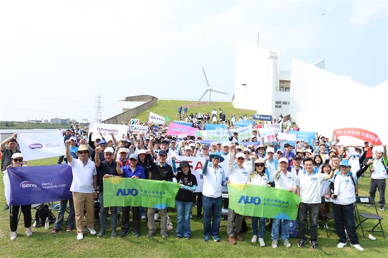 友達永續基金會召集友達志工,於彰化縣烏溪出海口淨灘,透過實際行動展現對環境友善的承諾。