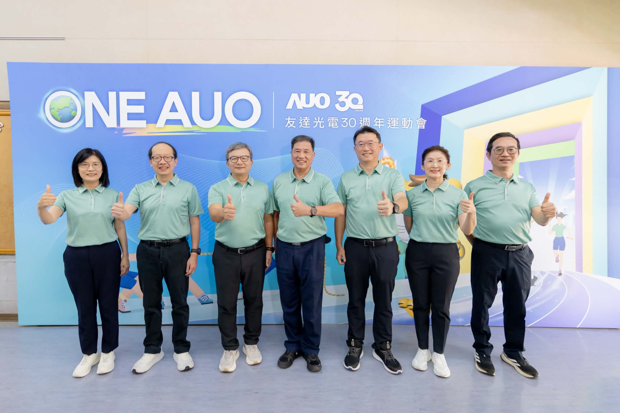 友达董事长暨执行长彭双浪（中）、总经理张博仪（左三）率管理团队同庆30周年里程碑并展望未来。